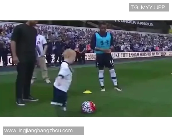 帅气男痞足球明星的魅力与风格解析，展现运动场上的独特个性与时尚态度